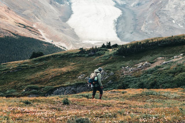 I benefici delle camminate in montagna: scopri come la natura può migliorare la tua salute e il tuo benessere